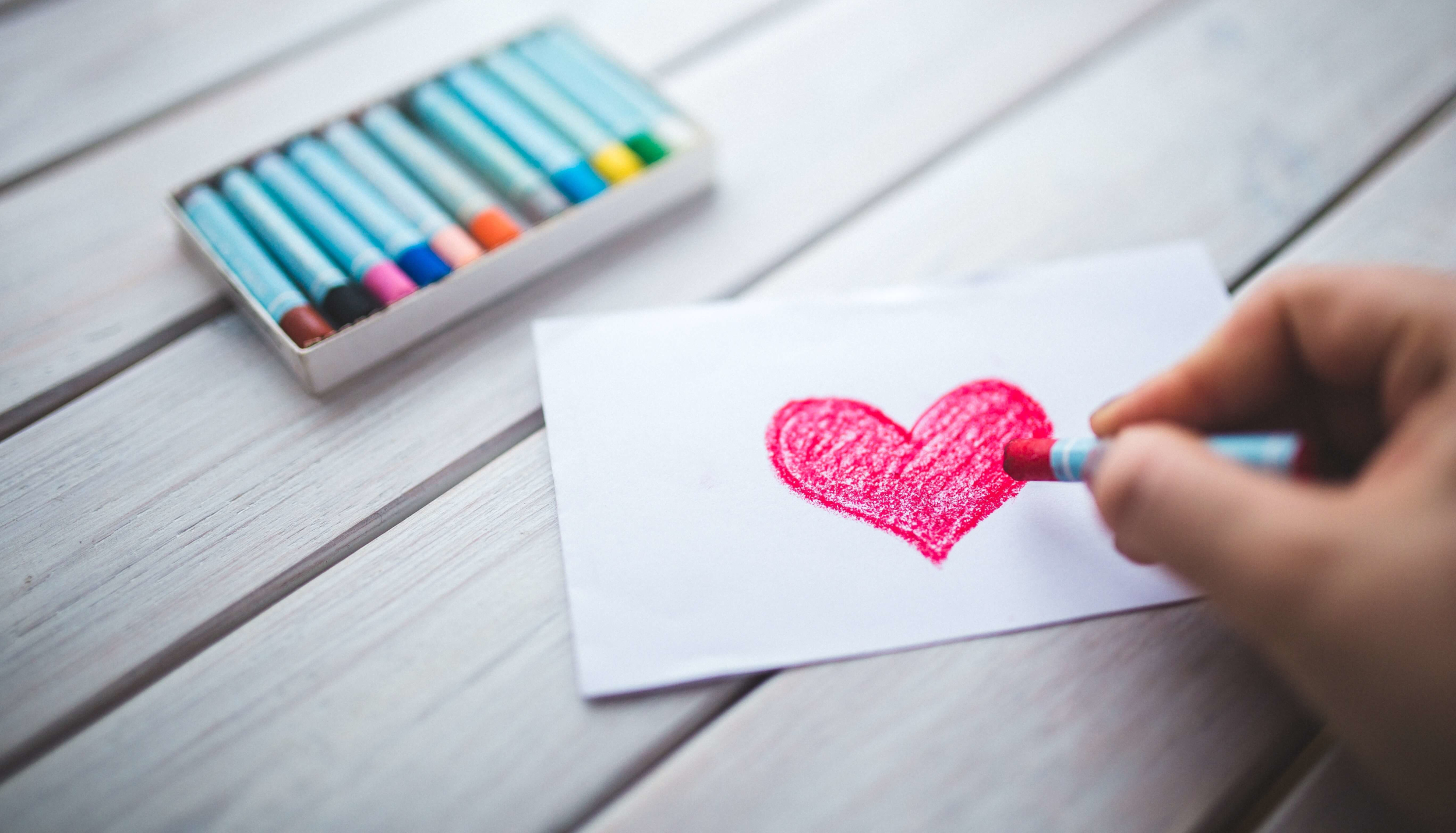 hand-with-oil-pastel-draws-the-heart-6333 KUNDENKARTE