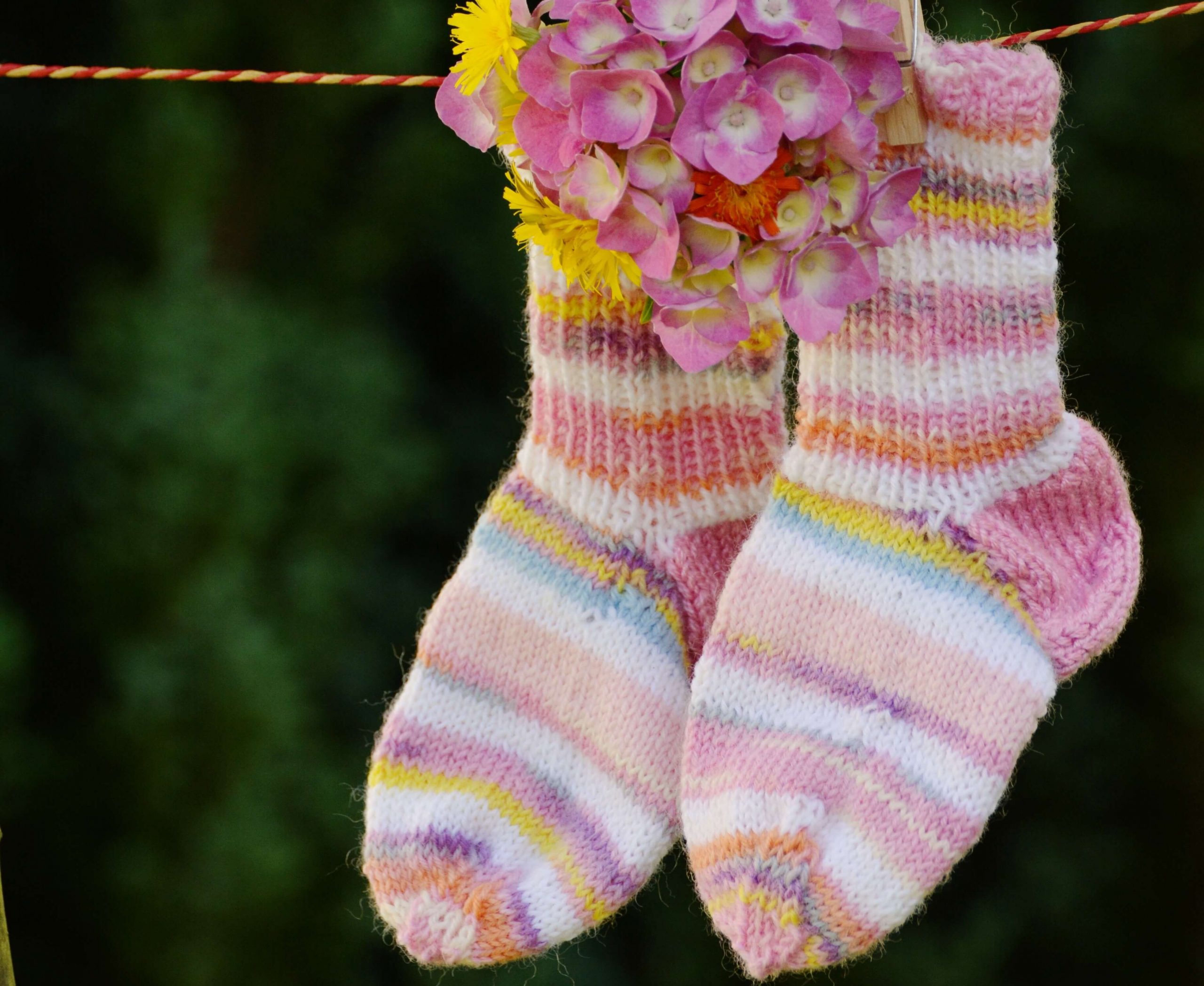 pink-and-white-sock-with-pink-flower-hanging-160438 KOMPRESSIONSSTRÜMPFE